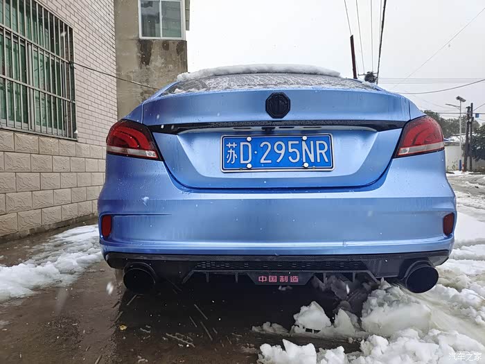 2022年的第一场雪白昼中的一抹蓝色名爵6