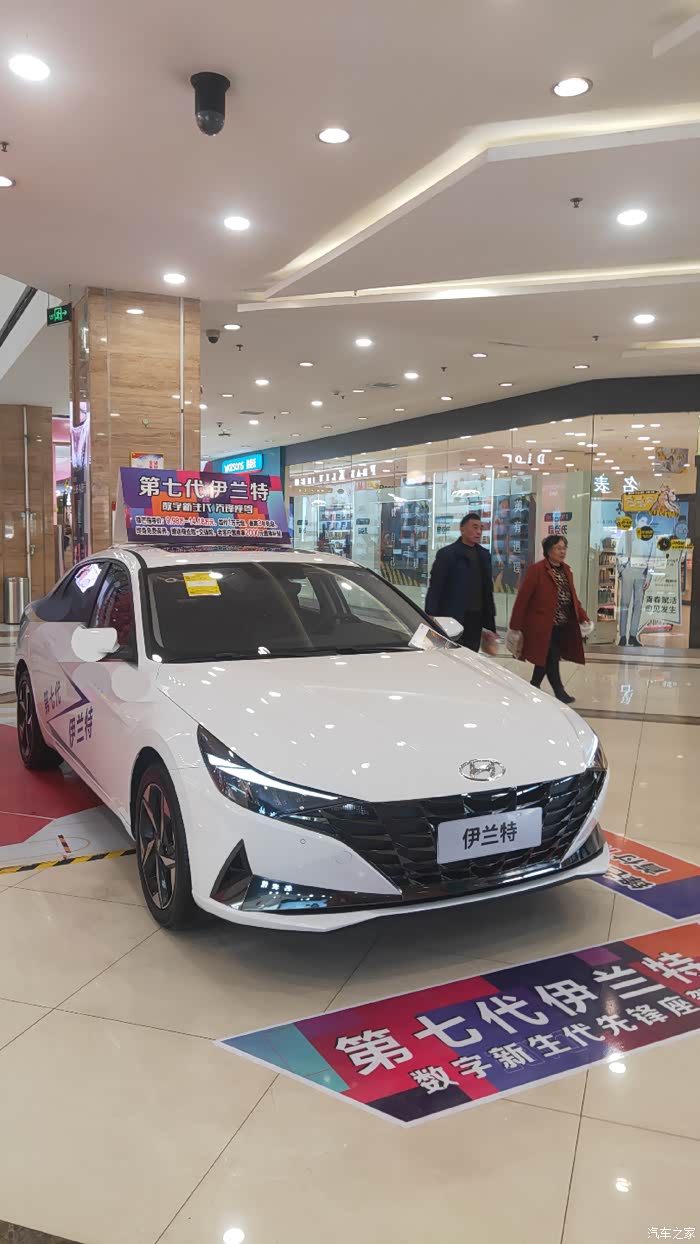 随手拍到白色的第七代伊兰特