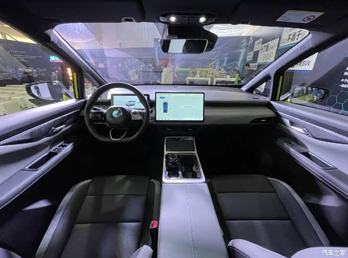 简约但不简洁的内饰合创z03