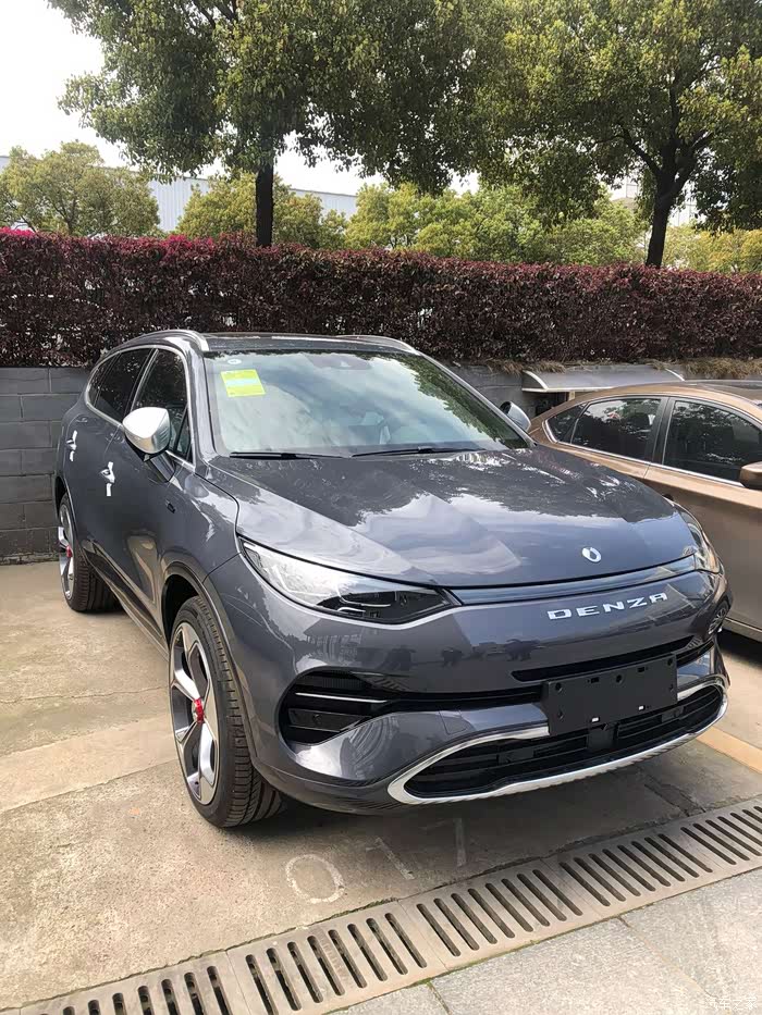 腾势x提供插电式混合动力和纯电动车型,定位为中大型7座suv