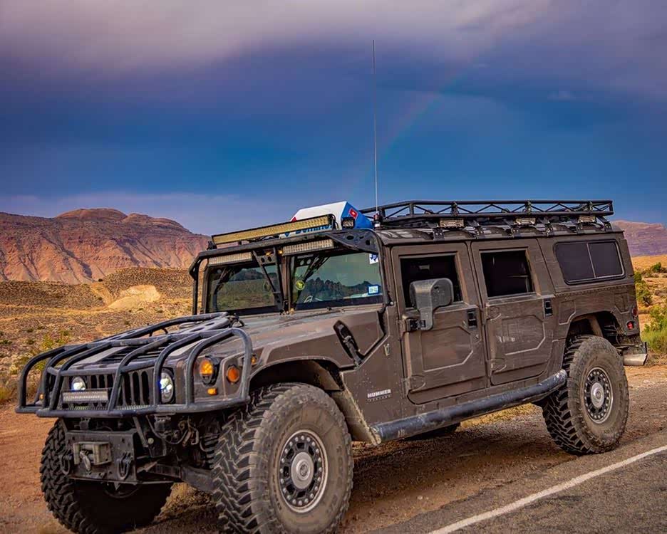 悍马h1这么说可能不大准确我也不知道里面有没有退役军车