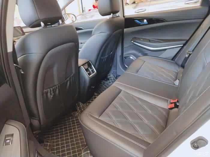 后排空间也很宽敞,我能轻松翘起二郎腿.