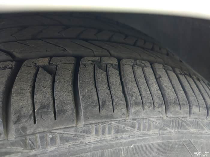 【图】帮忙看看这个轮胎怎么了,要换吗
