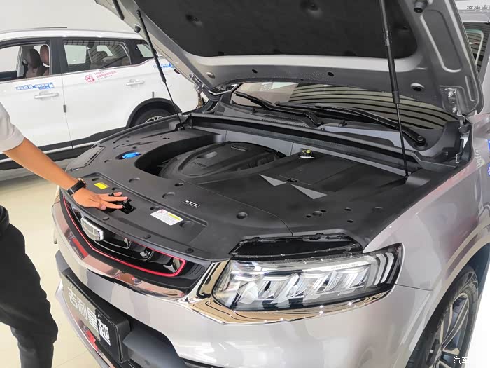 发动机舱设计的非常整洁,采用了全包围式设计,只有发动机处有单独的