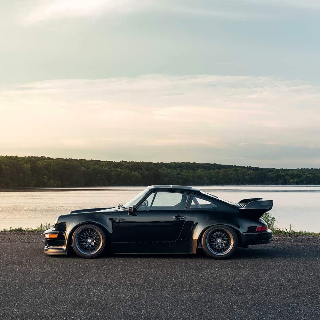 黑色的1982年款保时捷911经典帅气.