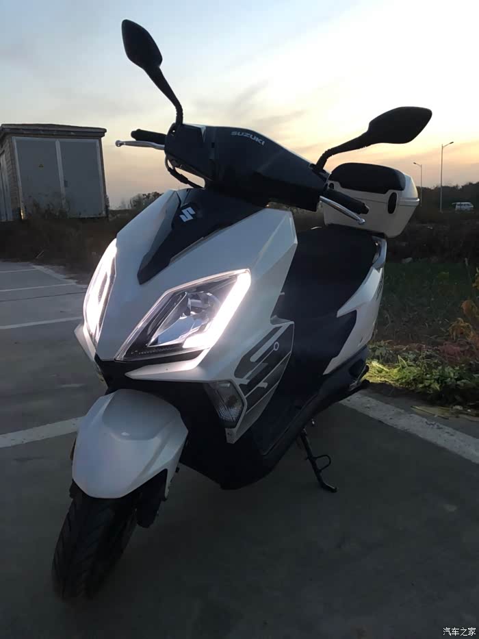 【图】夜幕下的小白～铃木uy125t_摩托车论坛_汽车之家论坛