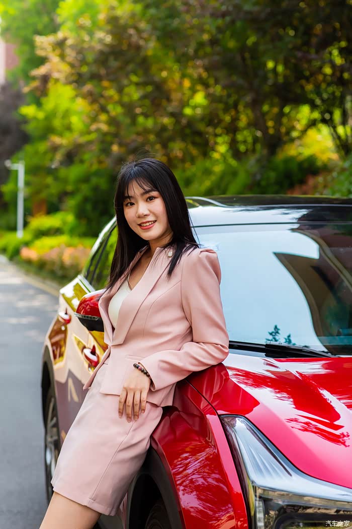 【美女车模】洛阳美女小姐姐和哪吒u的风采,颜值爆表!