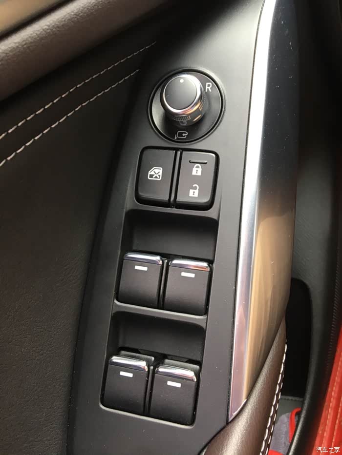 车窗按键锁车键都没有指示灯
