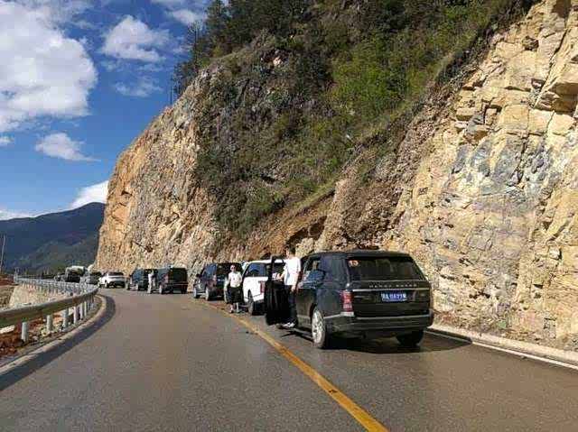 梅须逊雪三分白,雪却输梅一段香.