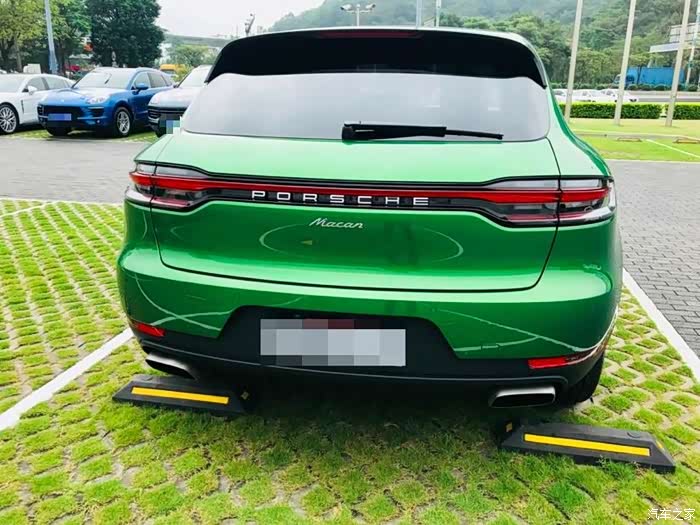 提炫酷曼巴金—新macan驾乘体验作业