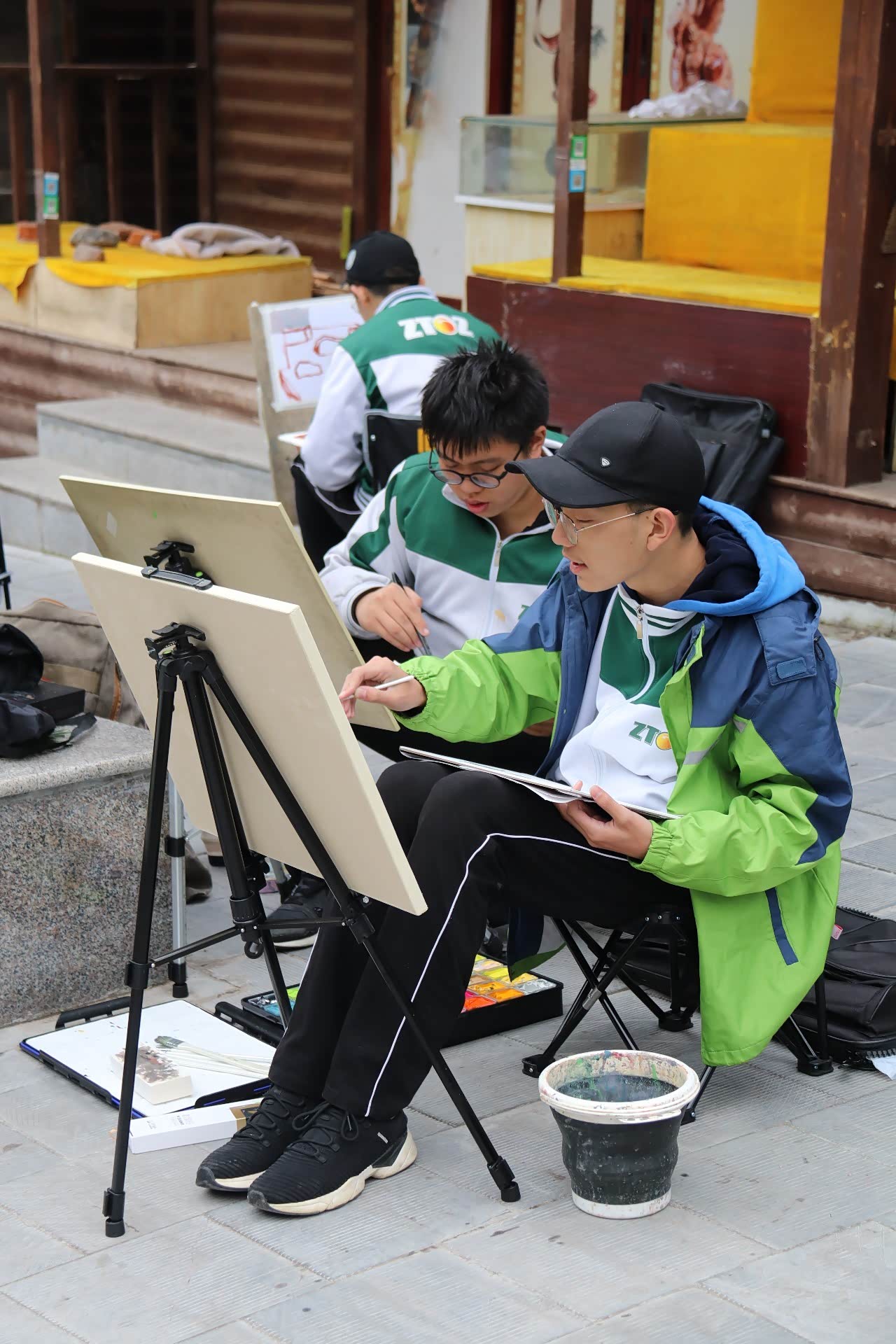 在村庄和山地写生的学生们