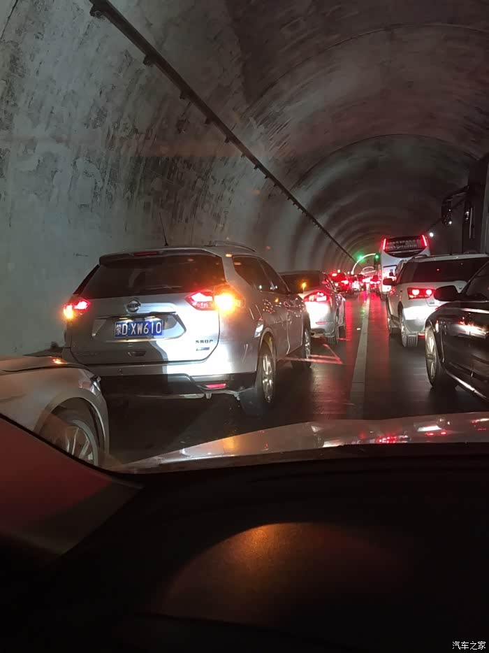 添堵开始了,从隧道开始左边这是三连追,我往右走