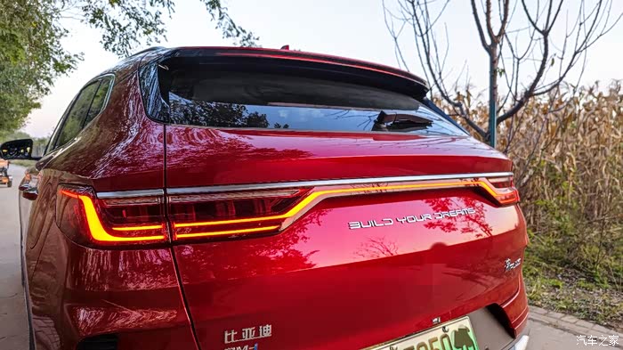 贯穿式尾灯设计很漂亮