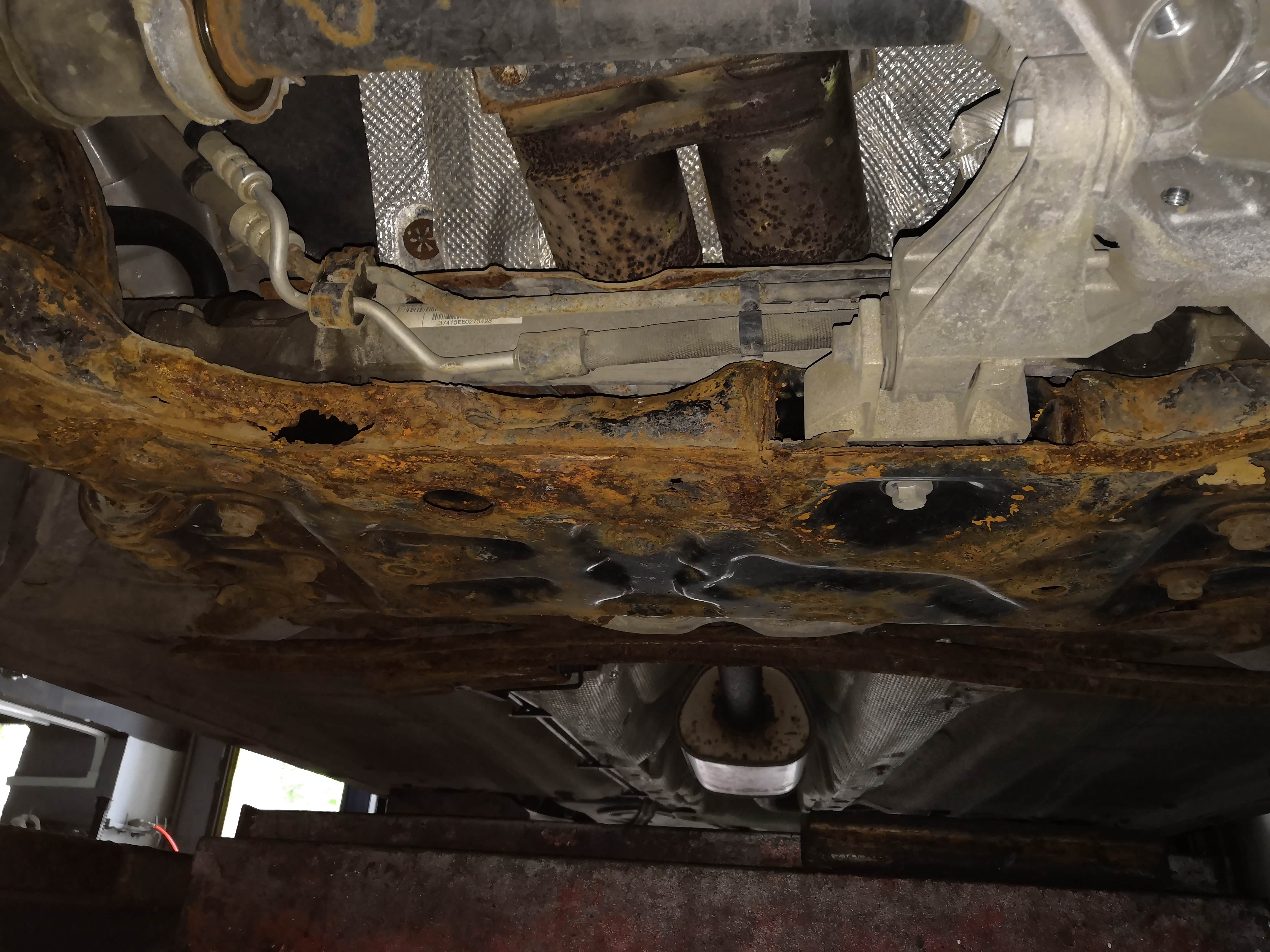 2012款新福克斯底盘生锈