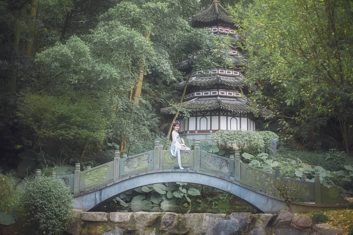 彰显独特民族风 ,汉服小姐姐仙气十足,芳菲妩媚