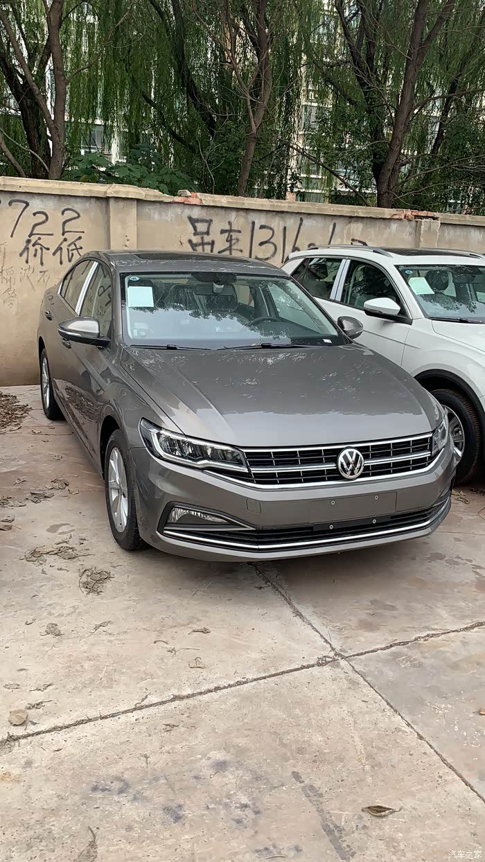 哪位朋友有19款款魔力灰实车图?