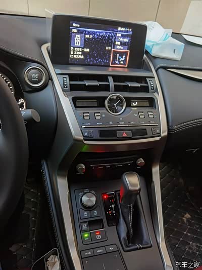 内饰 我选的黑红搭配,豪华感强超纤皮质感不错; 空间: 本人身高175cm