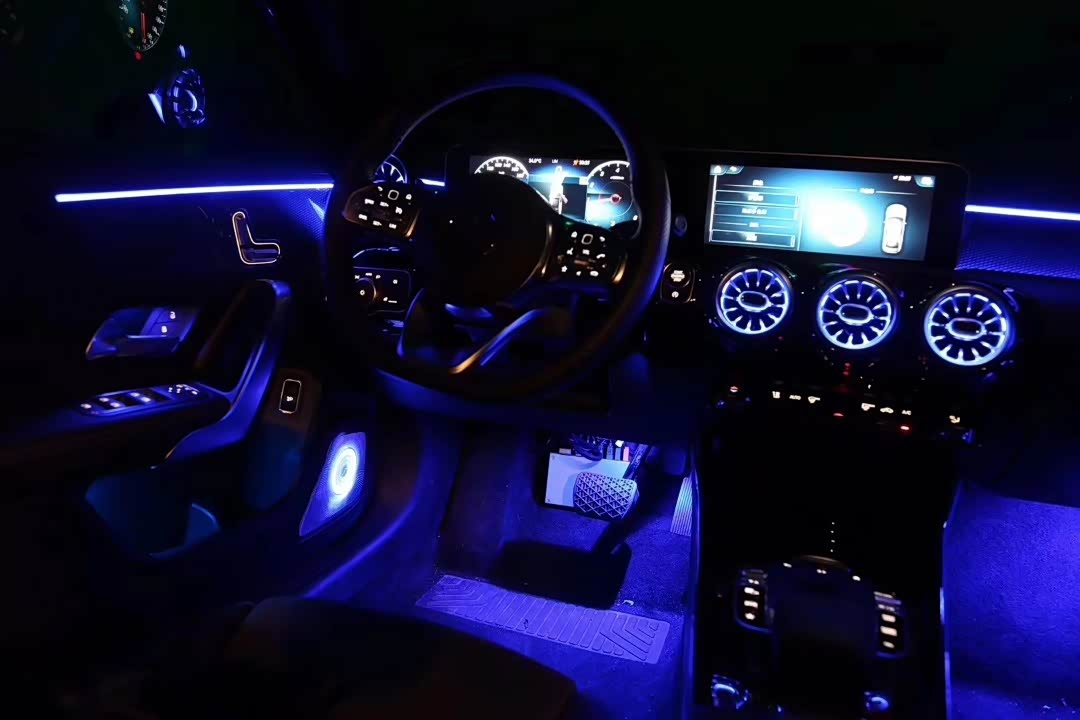 奔驰新a氛围灯套装与众不同发光柏林色色色