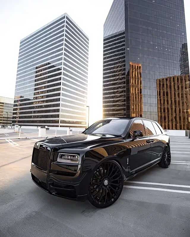 劳斯莱斯库里南黑武士涂装,一副生人勿进的气势.