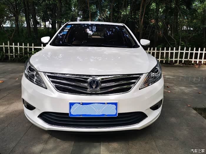 逸动前脸造型非常精美大气,银色亮条造型也的中网看上去也是相当精致