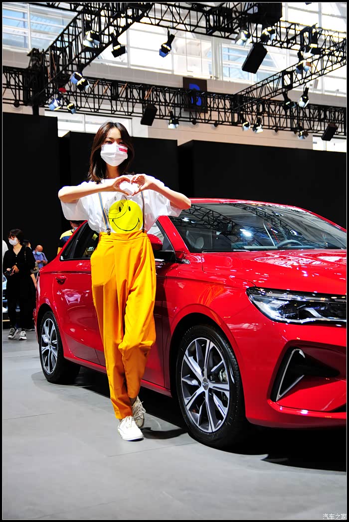 2021天津车展吉利展台车模之二