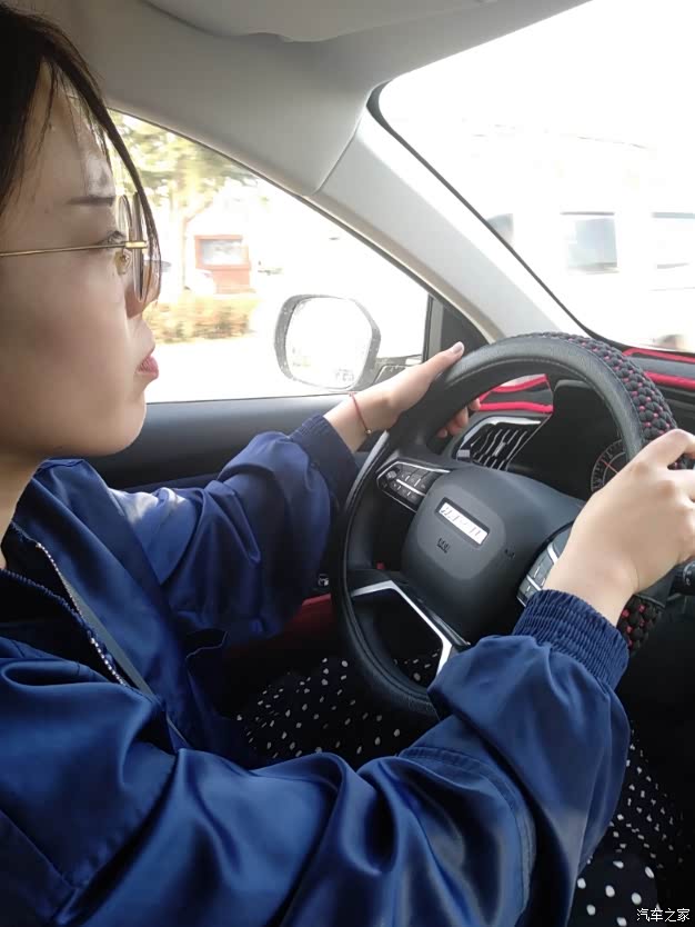 女司机拍完继续开车