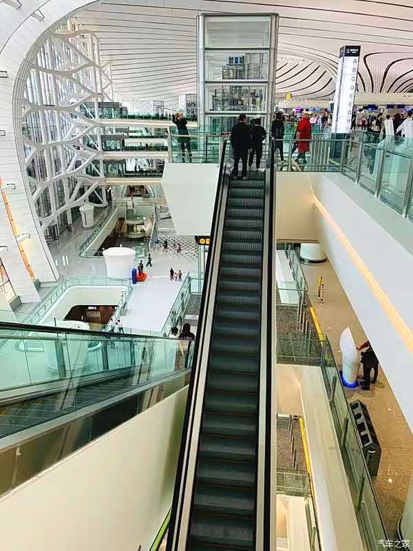 国庆参观富有艺术气息的建筑北京大兴国际机场