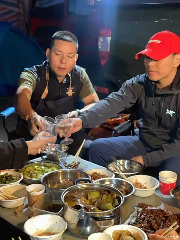 猛禽装上背驮房箱,巴丹吉林大口吃肉大碗喝酒