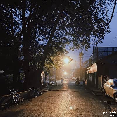 这是早上出门时的景象,很难这么早看到这样的场景,冒着热气的包子铺