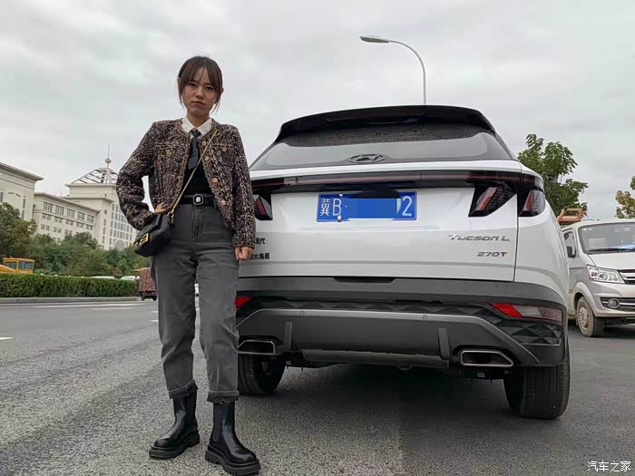 媳妇当车模香车配美女途胜l