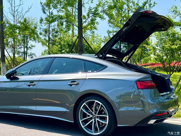 换车出21款天云灰奥迪a540时尚