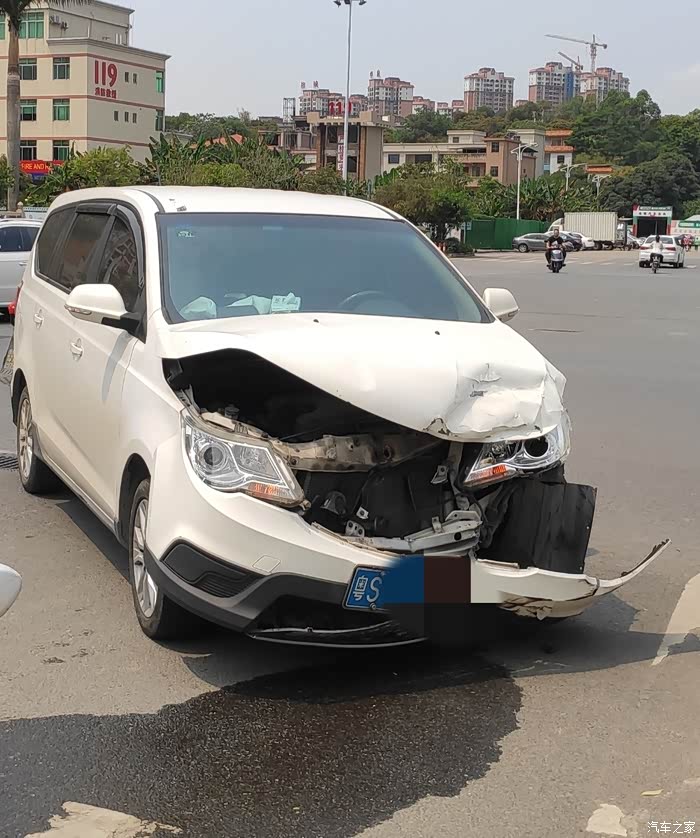 人生中,今天第一次碰车了