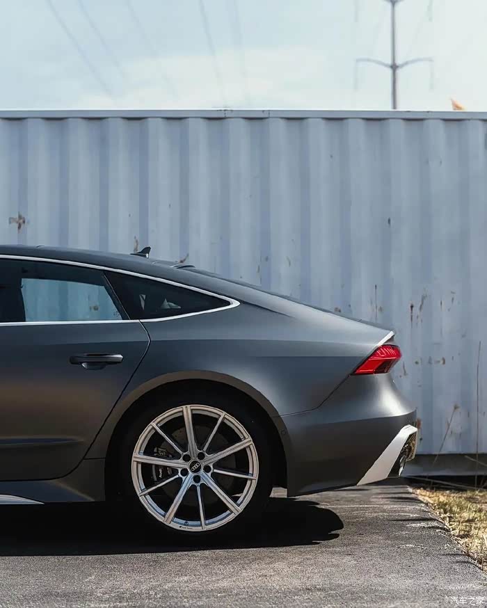 奥迪rs7sportback实车外观采用了哑光深灰色涂装