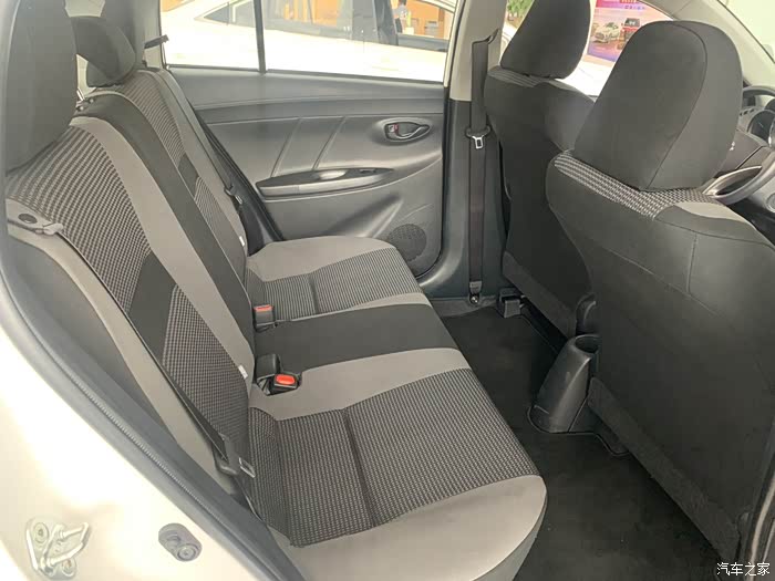 而且后排座位还可以40:60比例放倒,想要拉点东西,这个车子的空间也就