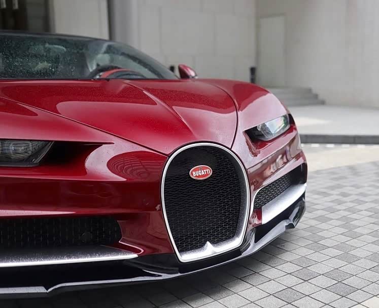 碳红色布加迪chiron十分拉风