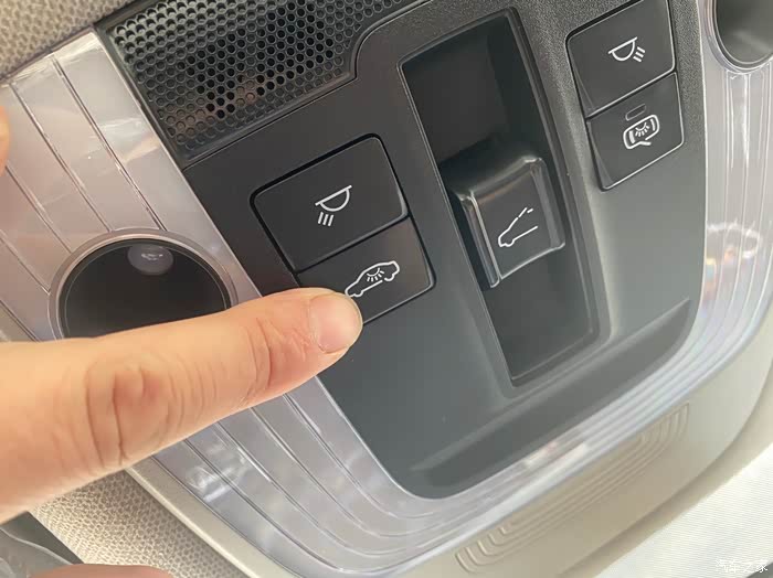 再看看这个天窗,天窗上的组合开关,这些可以控制天窗和控制车内照明灯