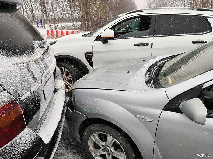 雪地追尾图片图片