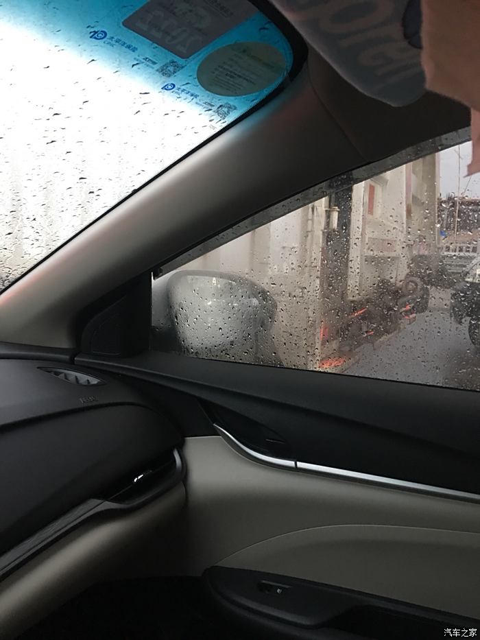 下雨天坐车里面的图片图片