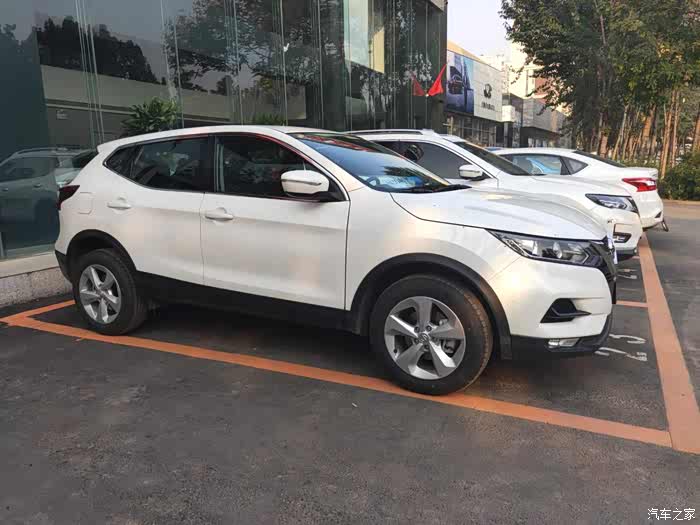 这就是我的车——逍客,我还是比较喜欢大众色,白色就挺好看的