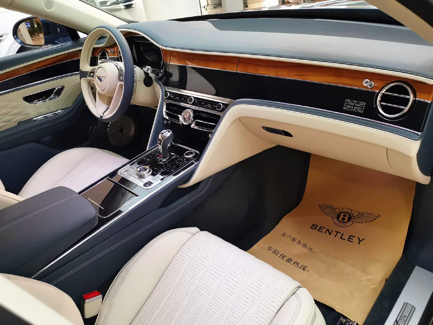 宾利飞驰首发限量版, 蓝车漆/蓝白双拼内饰,这颜色绝了