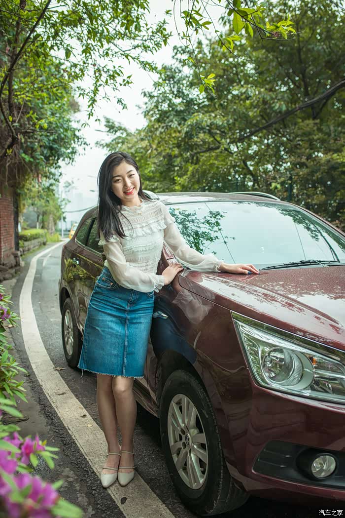 趴耳朵的白瘦美,幸福的小曲在启辰T70上哼起来