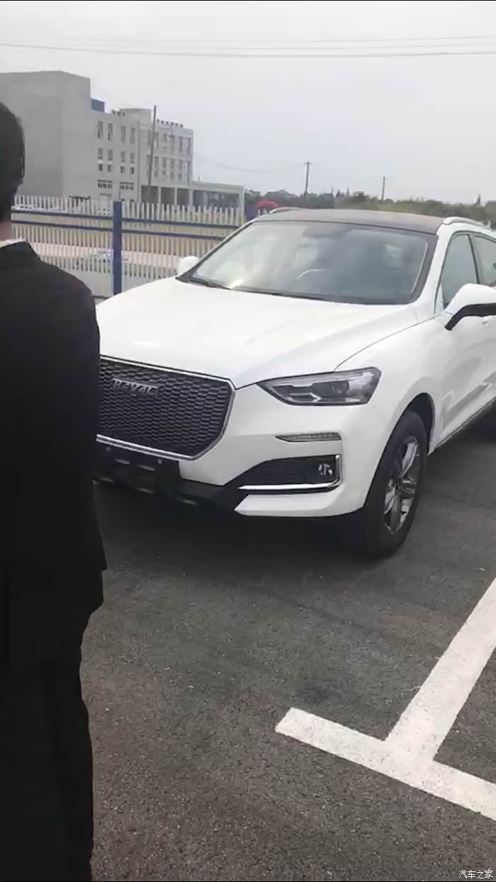 白色的长城哈弗f5,人生的第一辆车