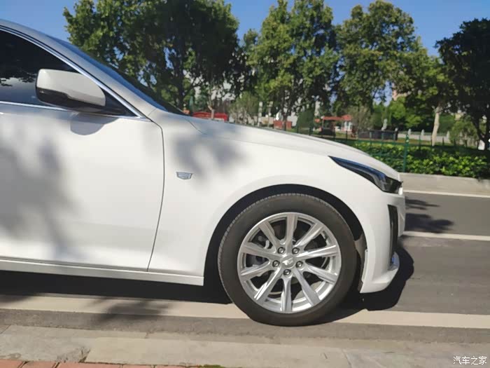 凯迪拉克ct5,这款车的车头设计比较精致,白色的相比较要比黑色的更加