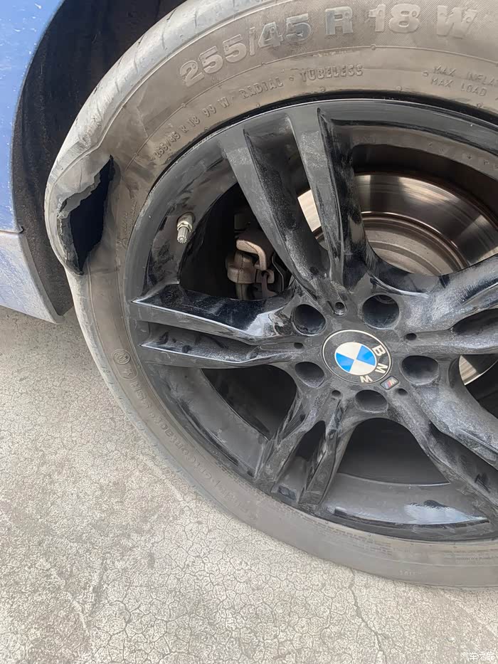 【图】爆胎把轮毂给崩裂了._宝马3系gt论坛_汽车之家论坛