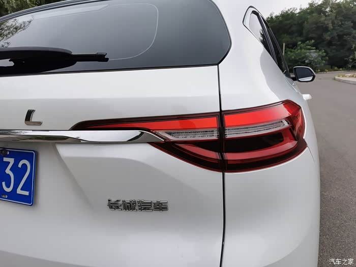 哈弗f7贯穿式的尾灯夜晚很好看