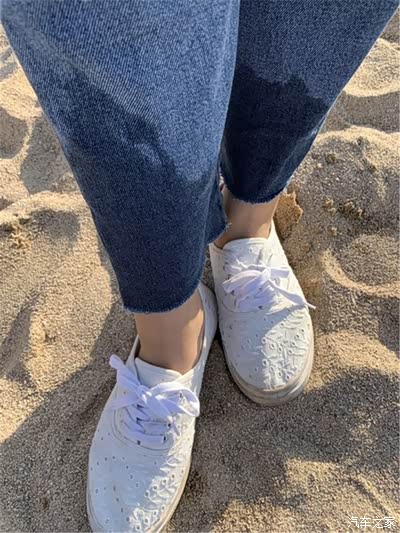 虽然鞋子脱子,不过裤腿儿还是没有逃过海浪 ,想在海边玩的尽兴还是得