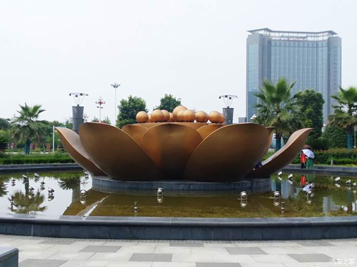 博物馆外围——爱莲文化广场,莲花造型喷水池,取名源自周敦颐《爱莲说