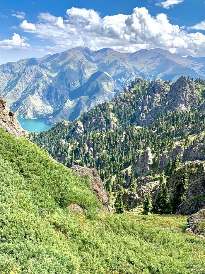 天山天池风光如画,一眼望去,就是一副"独特"的风景画