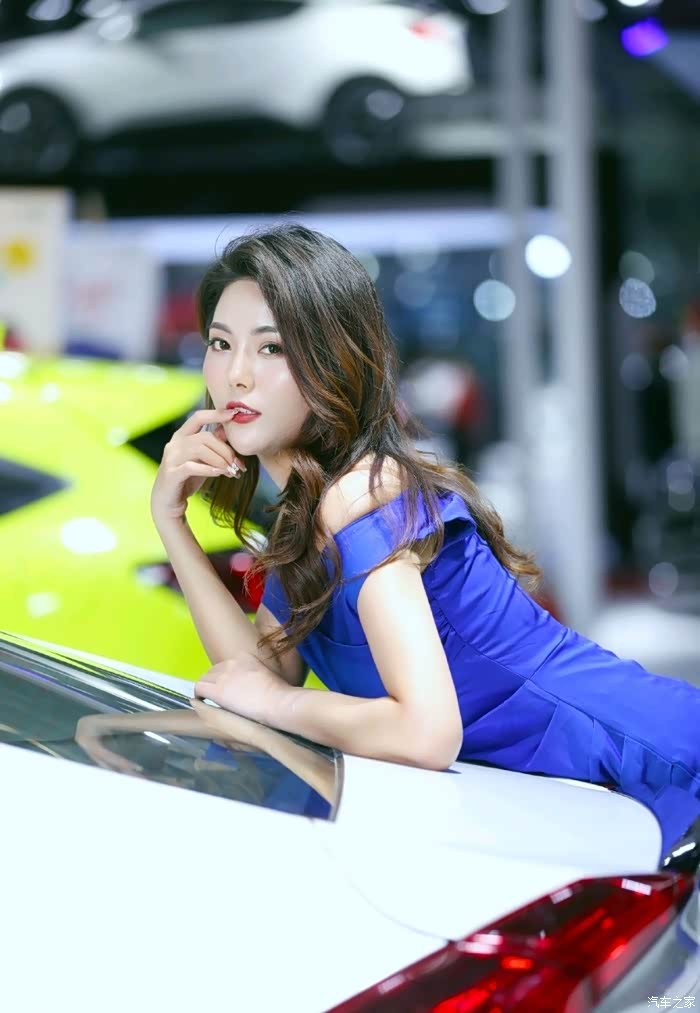 美丽的车模小姐姐帅气的车子颜色太吸引人了