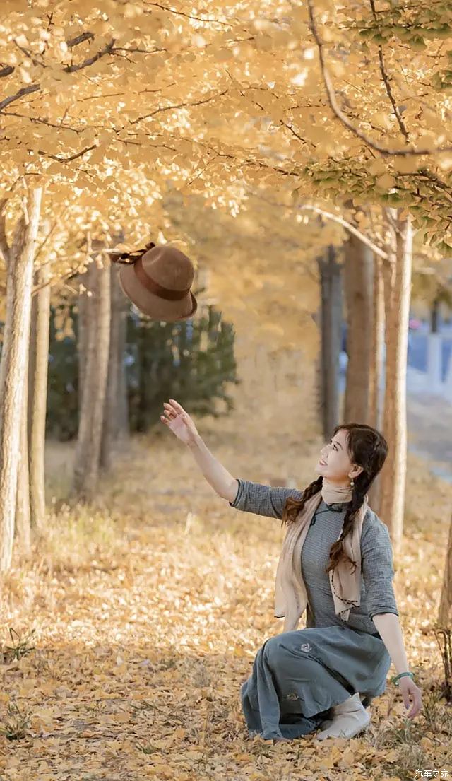 深秋佳节,正是一年中拍摄唯美秋叶人像的最佳时机,欣赏美女吧!